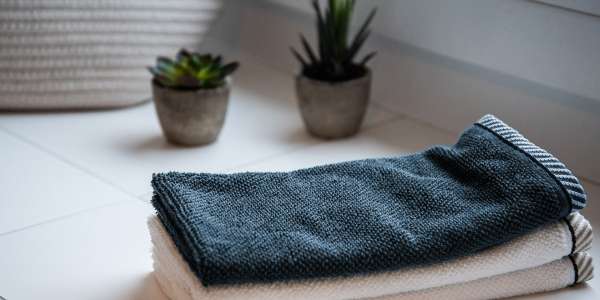blaues handtuch im spa neben wihrlpool